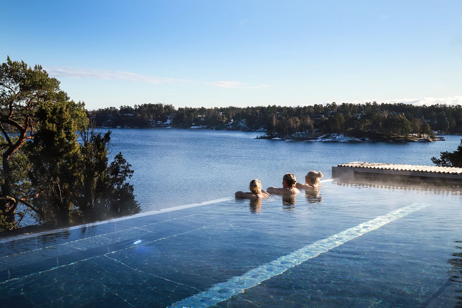 Infinitypoolen med utsikt över fjärden