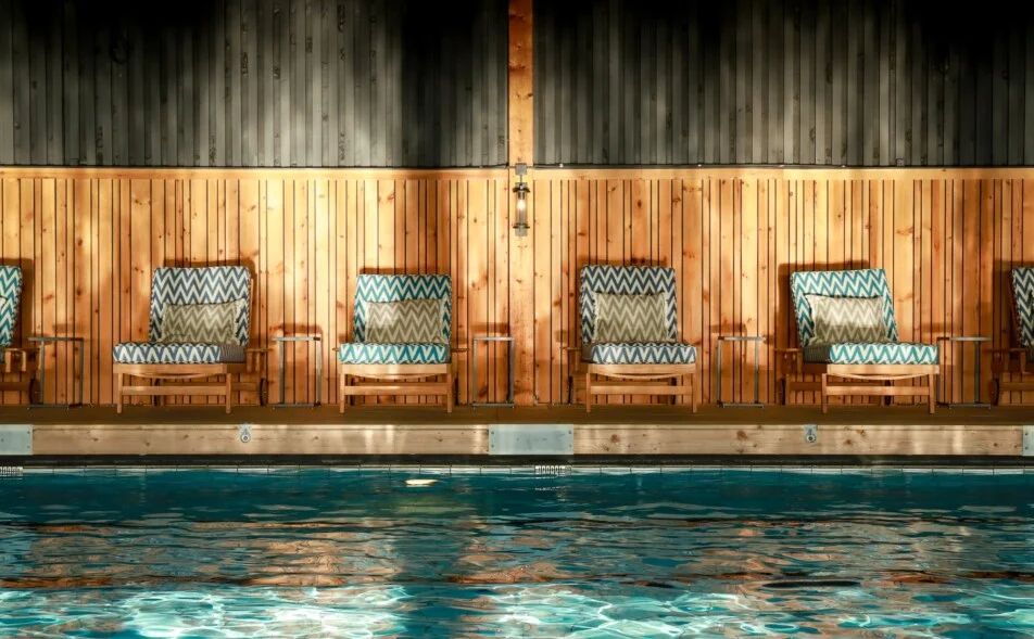 Inomhuspoolen med loungestolar