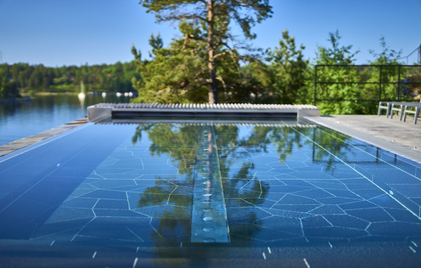 Poolen med tallar som speglar sig